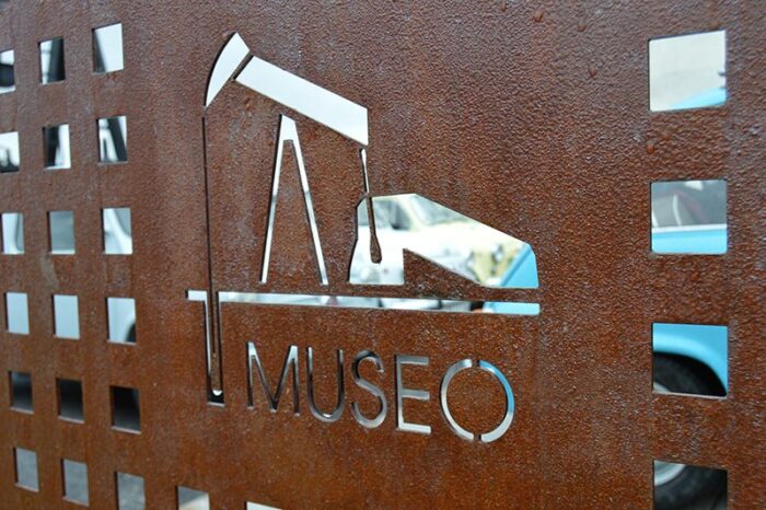 Casa Rural 4**** Hacienda Montorio en Burgos. Tel. 629418896 - museo del petroleo entrada 2